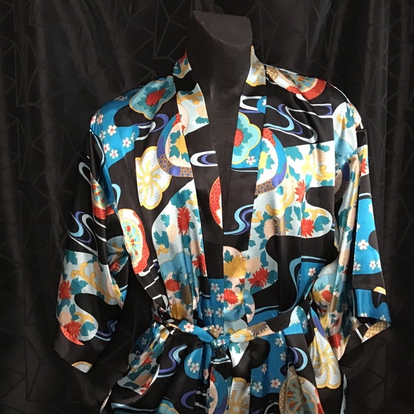 Frederick’s of Hollywood Short Kimono with pockets on sides - Picture 2 of 13
